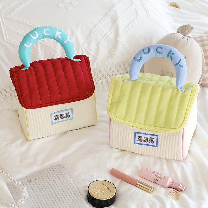 Cute house makeup bag, water-repellent polyester toiletry bag, travel portable handbag, large-capacity storage bag full figure