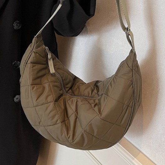 Popular autumn and winter new single-shoulder underarm bag, high-end pleated single-shoulder bag, diamond-patterned niche retro single-shoulder crossbody bag Application Scenario