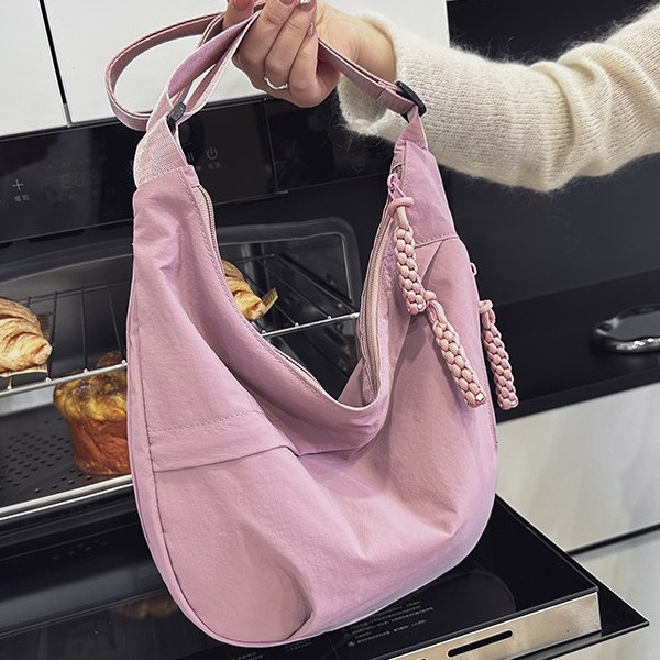 Casual large bag for ladies, 2025 new style fashionable fabric bag, single-shoulder bag, large capacity for class and commuting, crossbody dumpling bag Application Scenario