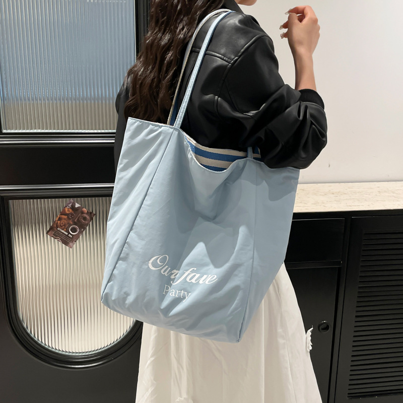 New Spring/Summer 2025 trendy large-capacity bucket bag for women, simple dual-purpose double-sided underarm bag, versatile single-shoulder bag details Picture