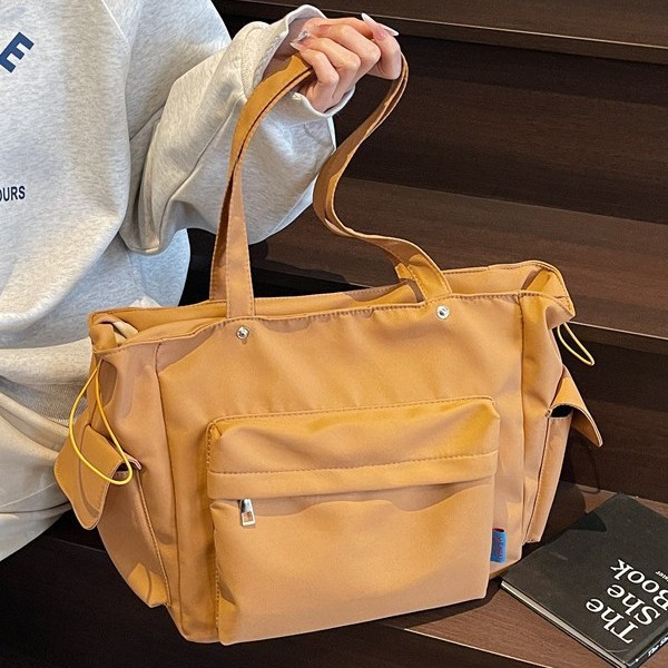 2025 New Spring/Summer canvas bag, laid-back style casual tote bag, high-end style ins large-capacity commuting shopping bag Application Scenario
