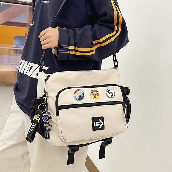 A fashionable new large-capacity, trendy single-shoulder crossbody bag for both men and women, a student tutorial bag, and a cool street style Specification drawing