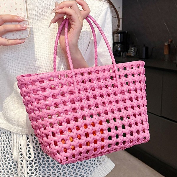 The 2025 summer new hollowed-out vegetable basket bag is a fashionable and versatile seaside vacation handbag, a Korean version of a niche single-shoulder bag Application Scenario