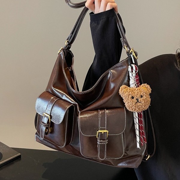 Spring 2025 new niche handbag, fashionable commuting retro single-shoulder underarm bag, large-capacity crossbody bucket bag Application Scenario