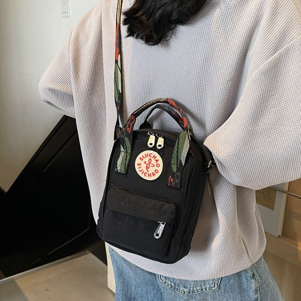 This is an Instagram-style campus casual small shoulder bag with a high level of appearance. It is a portable and lightweight single-shoulder bag with a girlish design details Picture