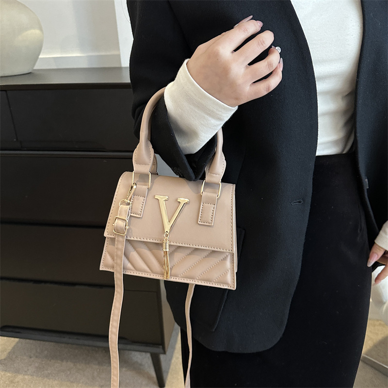 French design sense, niche bag, women's fashion, ins trendy texture, small hand-held bag, solid color fringed crossbody bag Specification drawing