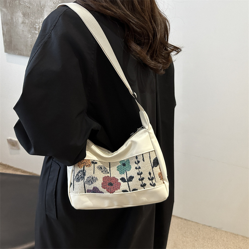 This year, the popular fashion tote bag for women is the 2024 new large-capacity Korean-style Instagram versatile commuting single-shoulder bag details Picture