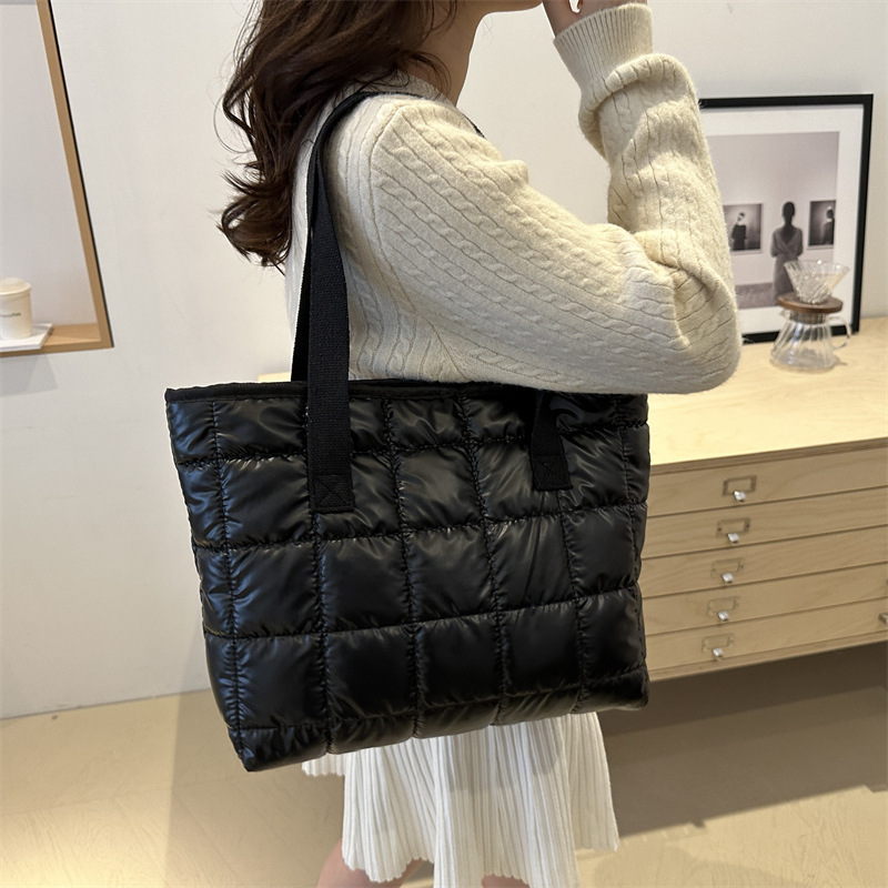 2024 New Hong Kong-style retro fashion handbag, cotton jacket bag, niche design, stylish single-shoulder underarm tote bag Specification drawing