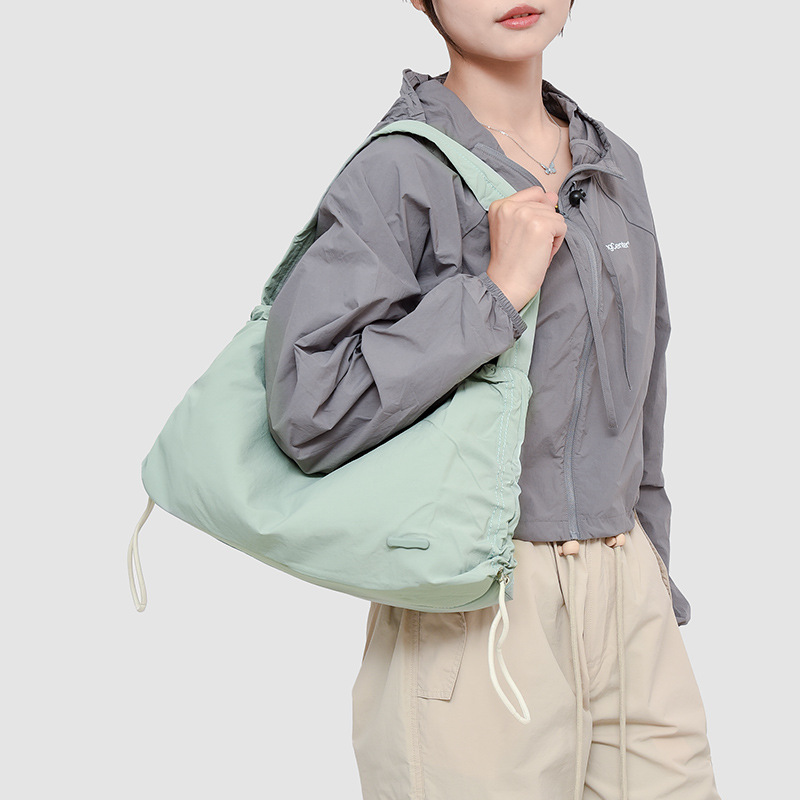 A new single-shoulder underarm bag with a laid-back style from Korean Instagram for the autumn and winter of 2024. It's a versatile commuting bag in solid colors details Picture