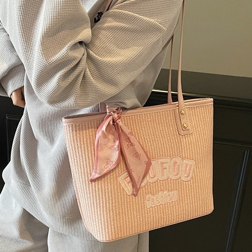 The 2025 new woven bags are popular women's bags, large-capacity tote bags, versatile single-shoulder bags, and college students' commuting bags for classes Application Scenario