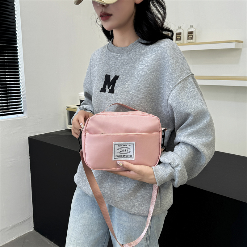 Wholesale of lightweight dry and wet separation single-shoulder bags for washing, Oxford cloth simple crossbody bags, portable small square bags for business trips Application Scenario
