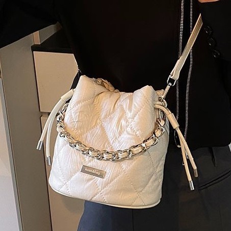 This is a high-end, niche diamond-shaped chain bucket bag for women, new style in 2025. It's a trendy and fashionable single-shoulder crossbody small bag this year Application Scenario