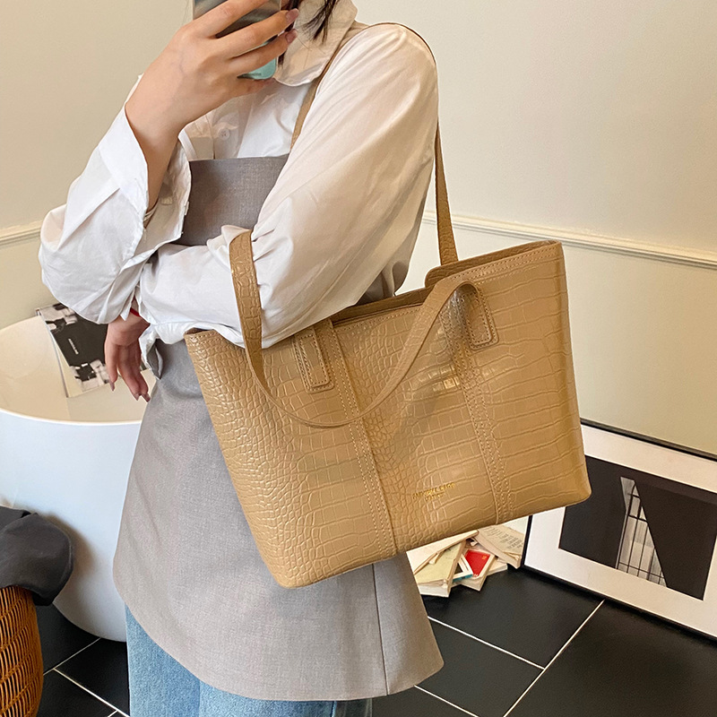 A high-end solid color, simple crocodile pattern, large-capacity tote bag for women 2025, a trendy, fashionable and versatile single-shoulder bag details Picture