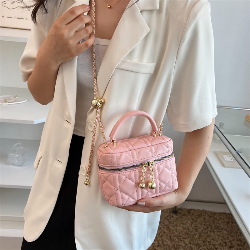 A new 2025 women's hand-held small bag, a diamond-shaped chain bag, a high-end and stylish crossbody bag, a casual and versatile small square bag Application Scenario