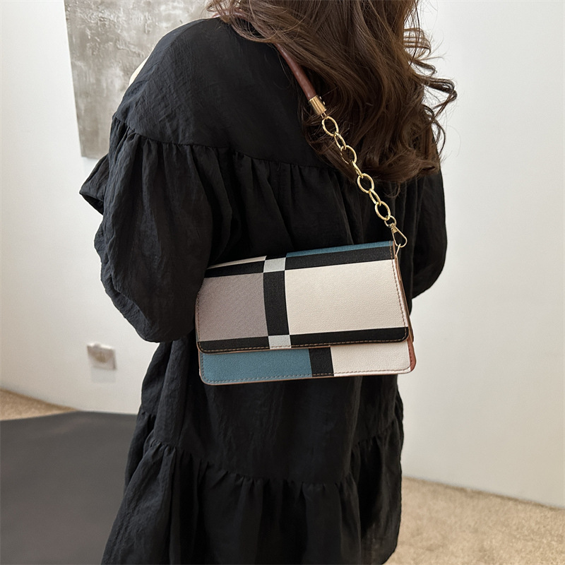 A trendy and color-blocking underarm bag for women, a new 2024 simple large-capacity crossbody checkered single-shoulder bag, a small square bag details Picture