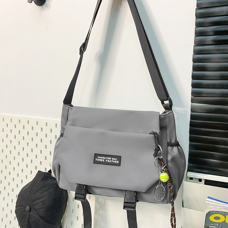 2024 New Japanese Harajuku style workwear single-shoulder crossbody bag for both men and women, lightweight and large-capacity outdoor bag Application Scenario