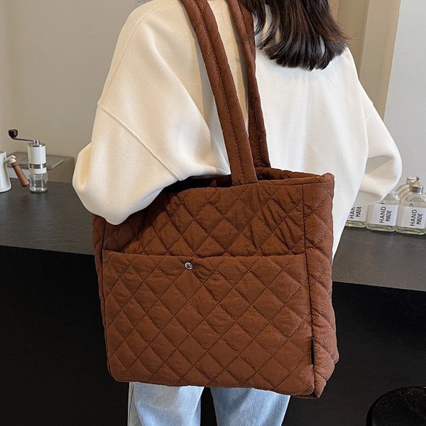 The new 2024 trendy large-capacity diamond-patterned underarm handbag is a versatile commuter tote bag with a forest style for women Application Scenario