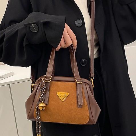 Retro hand-held frosted shell bag, new winter 2024 fashion frosted single-shoulder bag, trendy and casual crossbody bag full figure