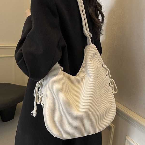 A new corduroy single-shoulder crossbody bag for autumn and winter, a fashionable commuting bag for work, and a retro and artistic forest style drawstring dumpling bag Application Scenario