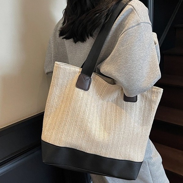 A niche design straw weaving color-blocking large-capacity tote bag for women in 2025, a trendy weaving vacation versatile single-shoulder bag Application Scenario