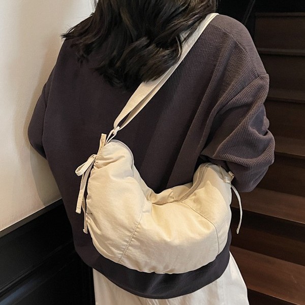 A new cross-border summer fashion casual commuting crossbody single-shoulder bag with a simple and elegant ladies' pleated large capacity dumpling bag Application Scenario