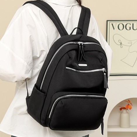 A new Korean version of a trendy and casual backpack for women, a large-capacity student backpack, and a fashionable Oxford fabric outdoor travel backpack Application Scenario