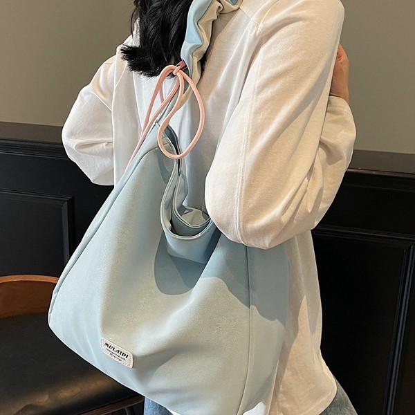 Spring and Summer high-capacity high-end commuting Tote bag for women, 2025 new PU white drawstring crossbody bag Application Scenario