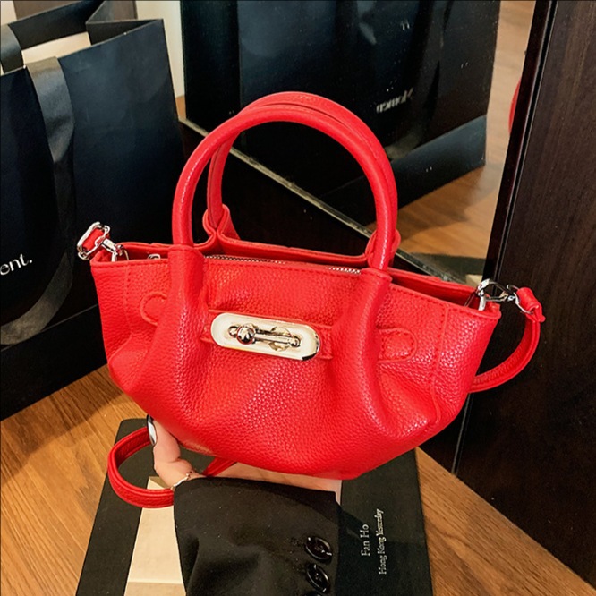 A new summer 2025 fashionable and versatile hand-held vegetable basket bag for women, with a retro, simple, light luxury and high-end feel. It's a single-shoulder crossbody bag full figure