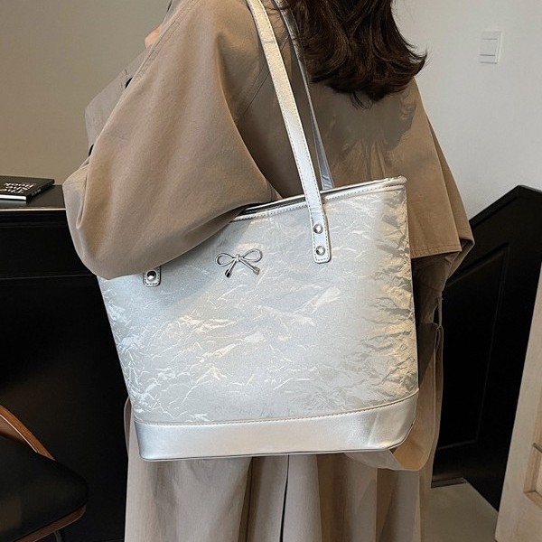 The new large-capacity bag with a bow design sense, fashionable and versatile, is a single-shoulder bag for classes and a casual tote bag for commuting Application Scenario