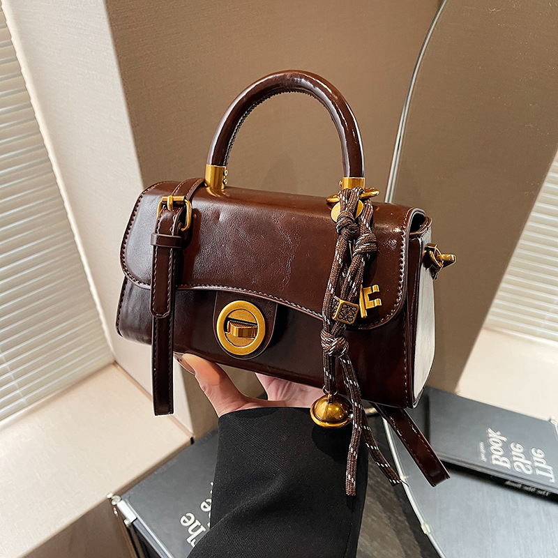 High-end oil wax leather retro bag for women 2024 new style, trendy and versatile crossbody bag, fashionable single-shoulder hand-carry small square bag Specification drawing