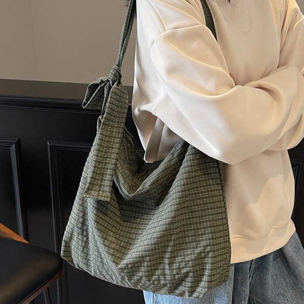 New fashionable Korean-style bags for women, large-capacity checkered trendy and versatile single-shoulder bags, tote bags for work and commuting, crossbody bags Application Scenario