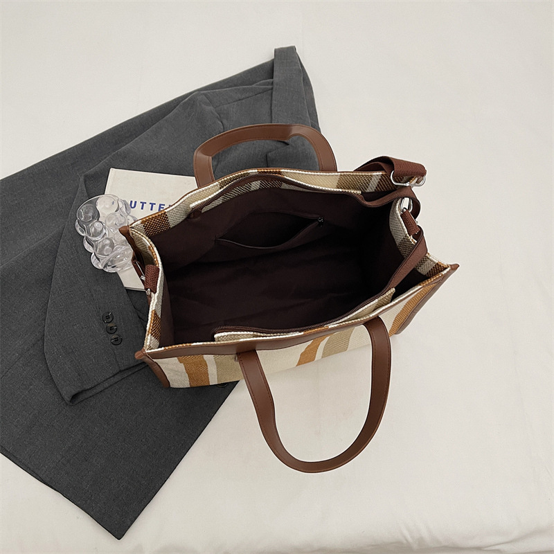 Large-capacity commuter bag for women, new autumn/winter 2024 striped canvas bag, casual single-shoulder tote bag, travel handbag Application Scenario