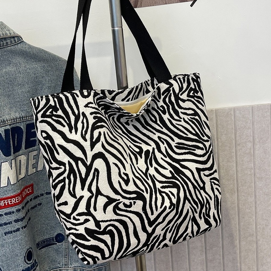 New large-capacity leopard print single-shoulder bag, student class bag, work commuting casual bag, fashionable and artistic underarm bag Application Scenario