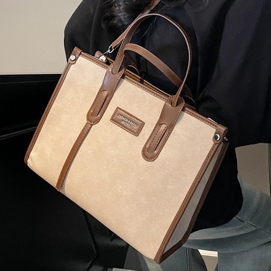 A fashionable new handbag with a contrasting color scheme, a large-capacity single-shoulder bag, and a denim casual, high-end quality commuter crossbody bag details Picture