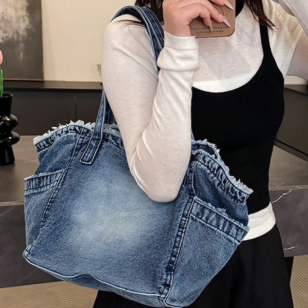 This casual large-capacity handbag is fashionable and versatile. It features a denim fringe fringe fringe fringe design for commuting. It is a laid-back bag that can be carried over one shoulder details Picture