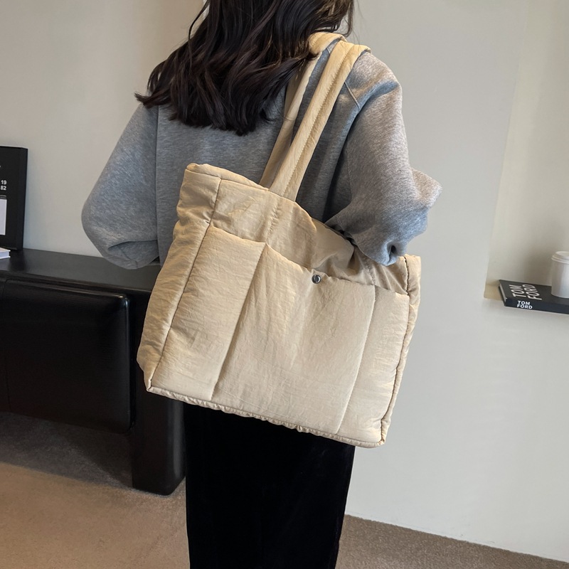 Cross-border 2023 new women's bag: Simple, soft, large-capacity autumn and winter cotton-padded jacket bag, Cloud single-shoulder tote large bag full figure