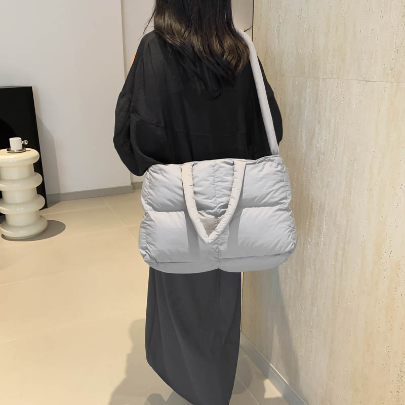 This is a new, trendy and casual single-shoulder bag for women in the 2024 summer Korean version. It is a versatile crossbody bag Application Scenario