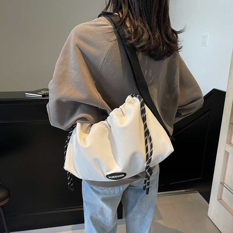 Korean version drawstring design bucket bag for women 2024 new model, lightweight and large-capacity single-shoulder bag, simple commuting crossbody bag details Picture