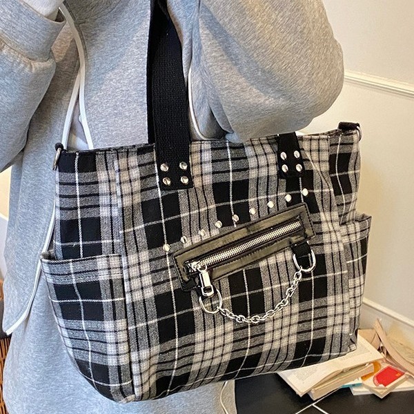 A new cross-border design checkered tote bag, a fashionable and individual European and American commuting punk style single-shoulder bag for ladies full figure