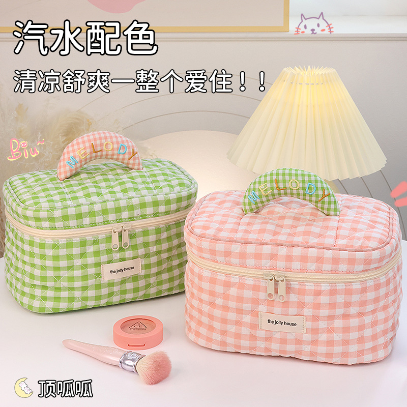 A large-capacity, high-appearance-level Korean style Instagram cute portable cosmetics travel and toiletry storage bag details Picture