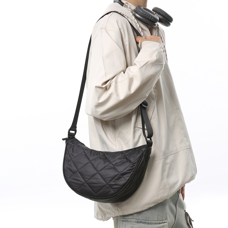 2024 New autumn and winter versatile large-capacity crossbody bag, simple and trendy dumpling bag, couple commuting diamond-shaped cotton jacket bag details Picture