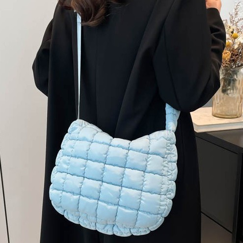 2024 New pleated cloud bag, large adjustable shoulder strap, single-shoulder bag, large-capacity bubble tote crossbody women's bag full figure