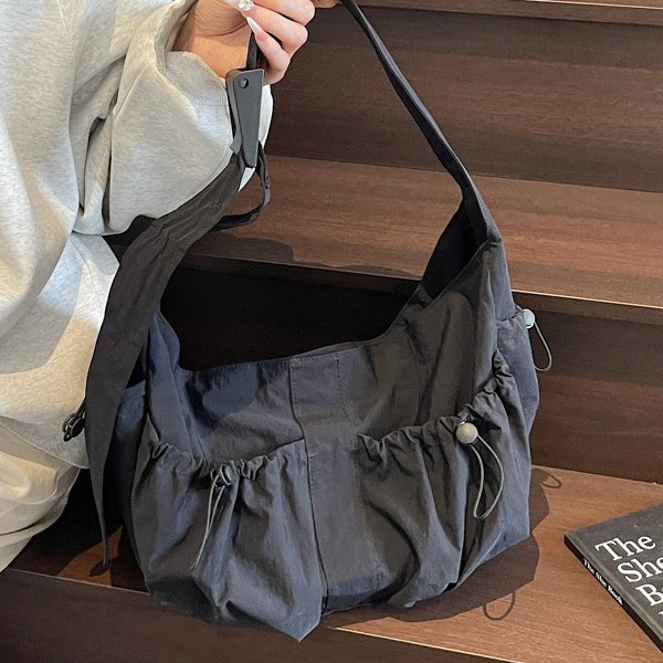 New women's shoulder bag, trendy water-resistant nylon fabric bag, large-capacity shopping crossbody bag, lightweight commuting backpack Specification drawing