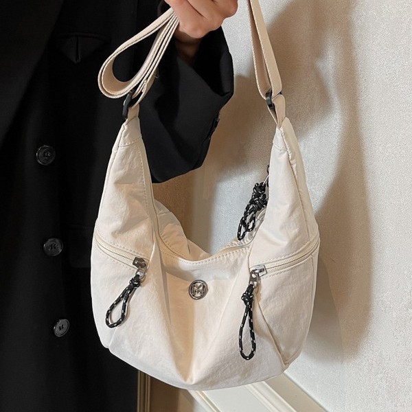 Korean casual nylon fabric large-capacity crossbody bag for women 2024 winter sports, versatile commuting dumpling bag, single-shoulder bag details Picture