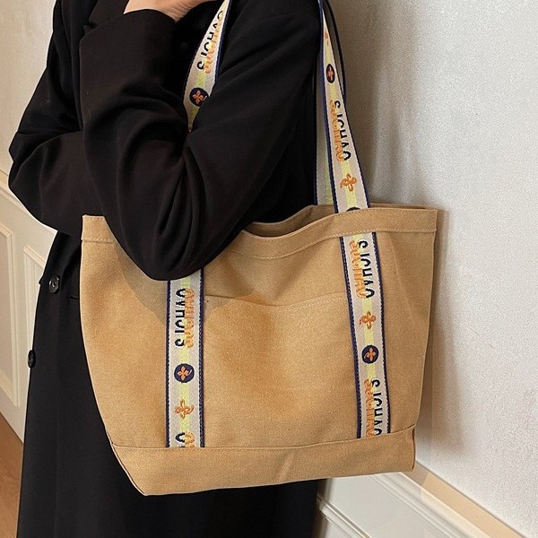 Canvas bag for women, large capacity, simple 2024 new versatile shoulder bag, casual commuting tote travel bag Application Scenario