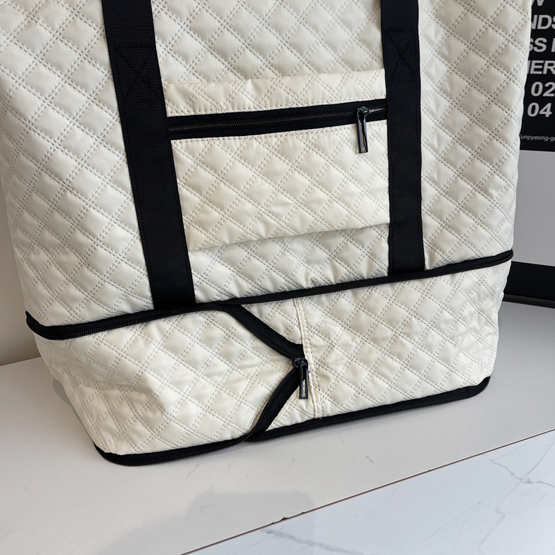 The new lightweight short-distance travel bag, the diamond-shaped hand-held dry and wet separation sports and fitness bag, and the expandable crossbody luggage bag Application Scenario