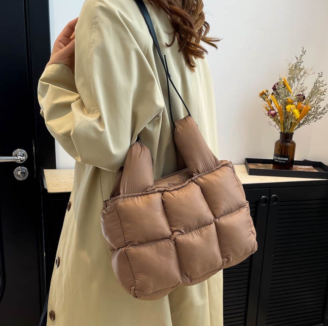 Lightweight cotton-padded jacket bag with a niche design and a sense of sophistication. New autumn/winter 2024 women's large-capacity versatile single-shoulder bag, Cloud bag full figure
