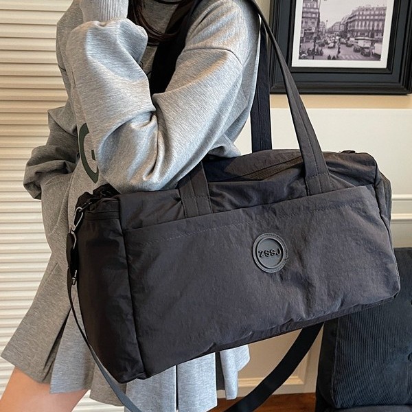 Cross-border sports travel bag, large-capacity water-resistant nylon fabric crossbody bag, flame-retardant hand-held lightweight outdoor fitness bag details Picture