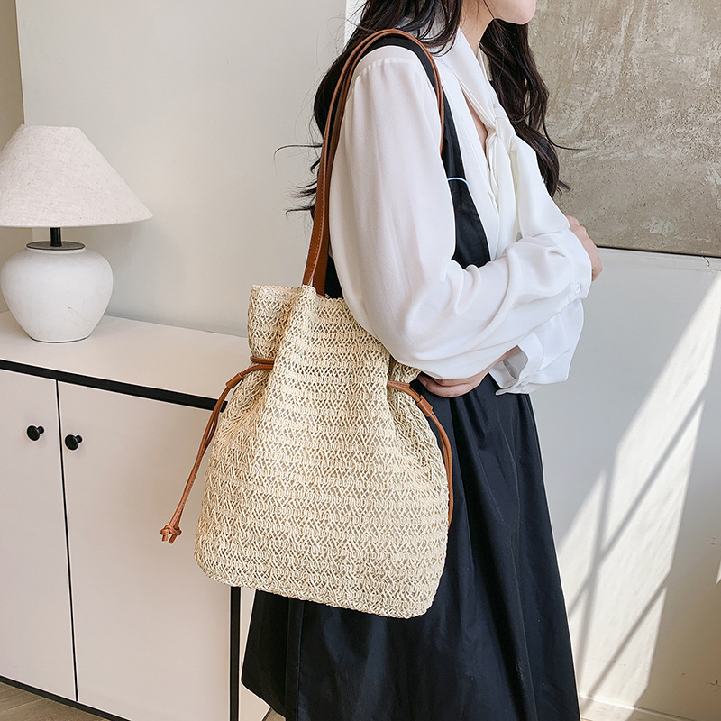 Large-capacity woven bucket bag for women, 2025 new style light luxury versatile single-shoulder bag, fashionable beach vacation bag Application Scenario