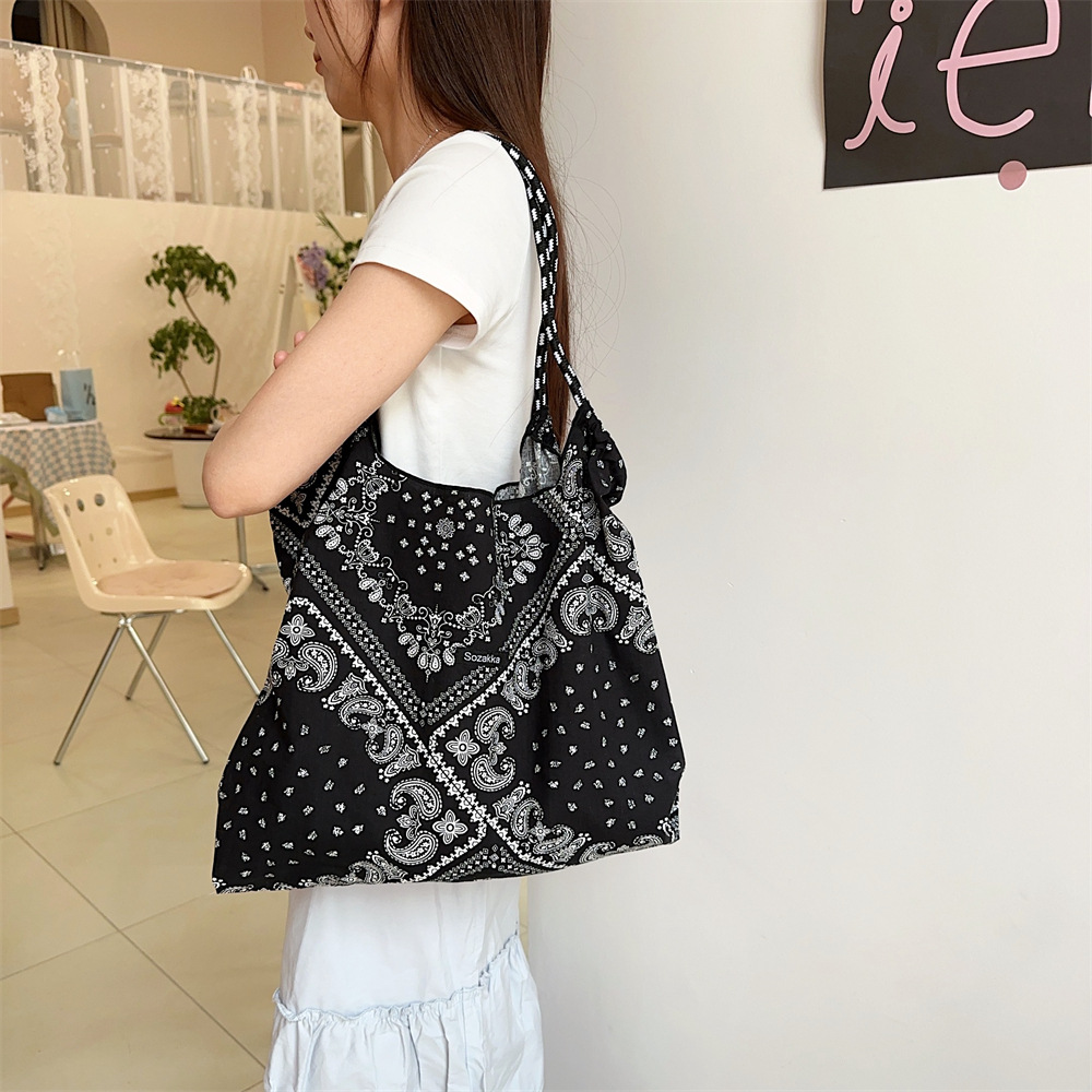 35243 Vintage cashew patterned canvas bag, large-capacity single-shoulder bag, casual shopping bag, shopping miscellaneous handbag Application Scenario
